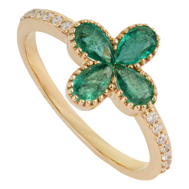 Modern Four-Leaf Emerald Diamond Clover Ring Size 8 in 14k Yellow Gold For Sale