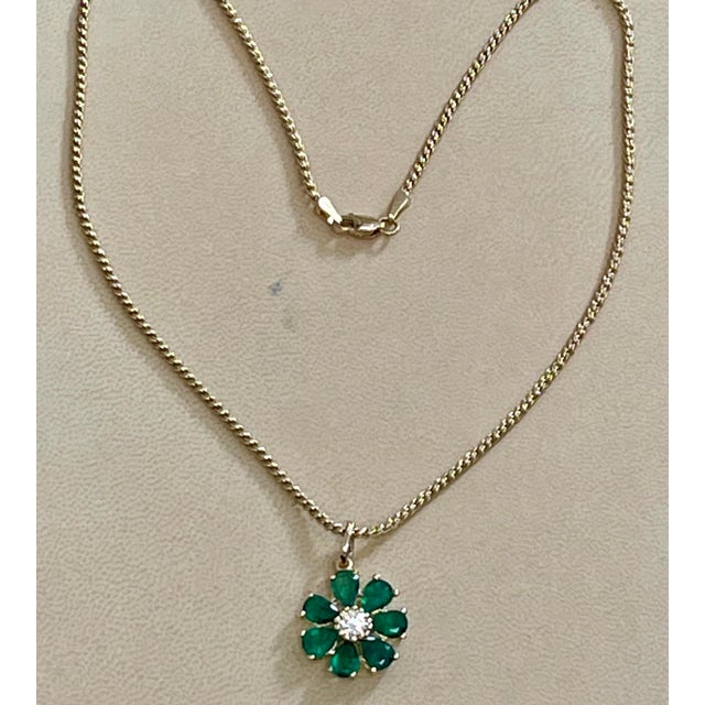 The School of Paris Emerald and Solitaire Diamonds Flower Pendant Necklace 14 Karat Yellow Gold For Sale - Image 3 of 18