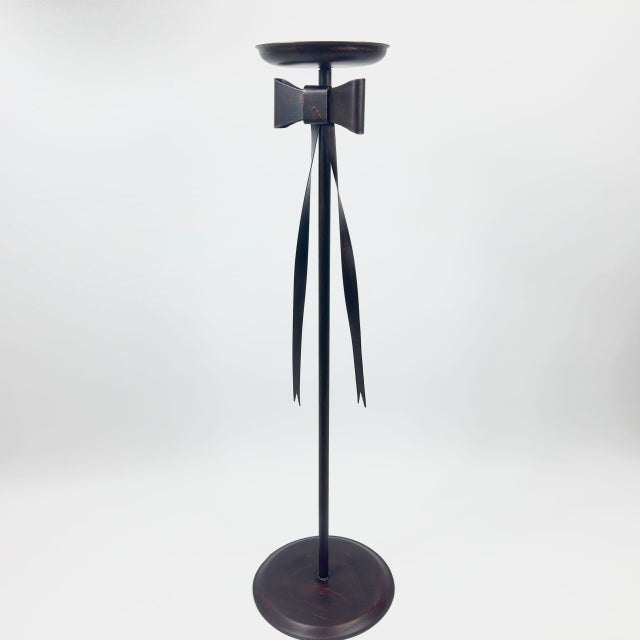 Hand Forged Iron Floor Pedestal 44.5″ (113cm) Artisanal Bronze Finish Bow Tie Ribbon Design Welcome Stand For Sale - Image 4 of 12