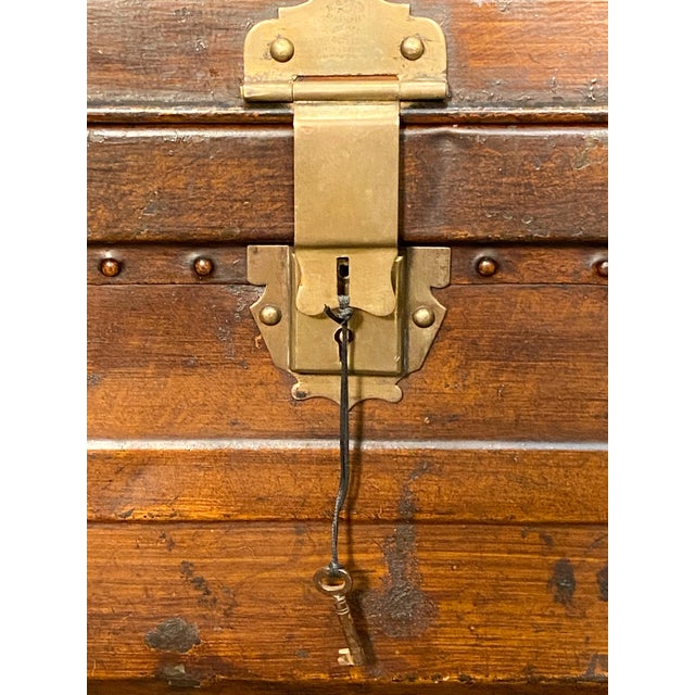 English Toleware Tin Trunk With Faux Wood Finish and Brass Accents For Sale - Image 10 of 15