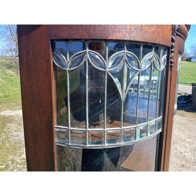 1920s Antique Quartersawn Oak Leaded Curved Glass China Cabinet With Claw Feet 1920s For Sale - Image 5 of 18