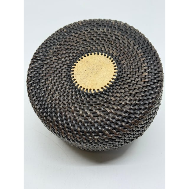 1978 Inuit Joe Sikvayugak Baleen and Carved Bone Basket For Sale - Image 17 of 18