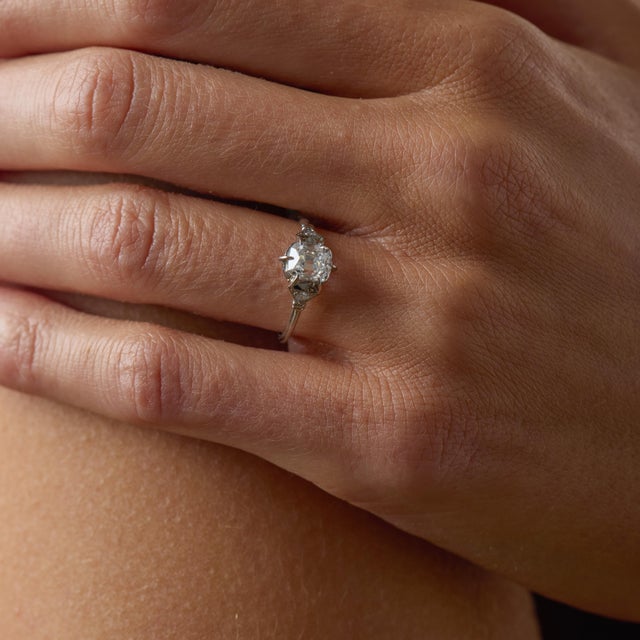 1920s 1920s Art Deco Gia 1.01 Carat Old Mine Diamond Platinum Engagement Ring, Size 5 For Sale - Image 5 of 6