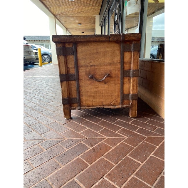Indian 19th Century Anglo-Indian Trunk, 1880 For Sale - Image 3 of 7