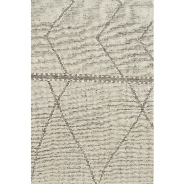 Modern Rug & Kilim’s Moroccan Rug in Gray With White Geometric Patterns For Sale - Image 3 of 7