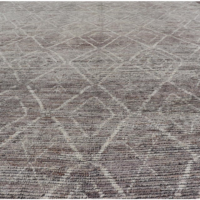 Tribal Modern Causal Contemporary Rug in Moroccan Design in Variegated Gray and Cream For Sale - Image 3 of 12