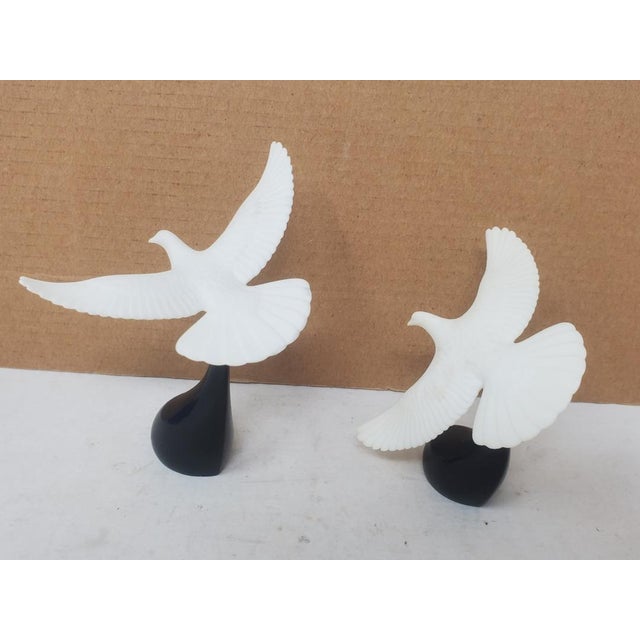 White Vintage - Pair of John Perry Seagulls in Flight Figurines - Black Base - White Matte Pellucida For Sale - Image 8 of 15