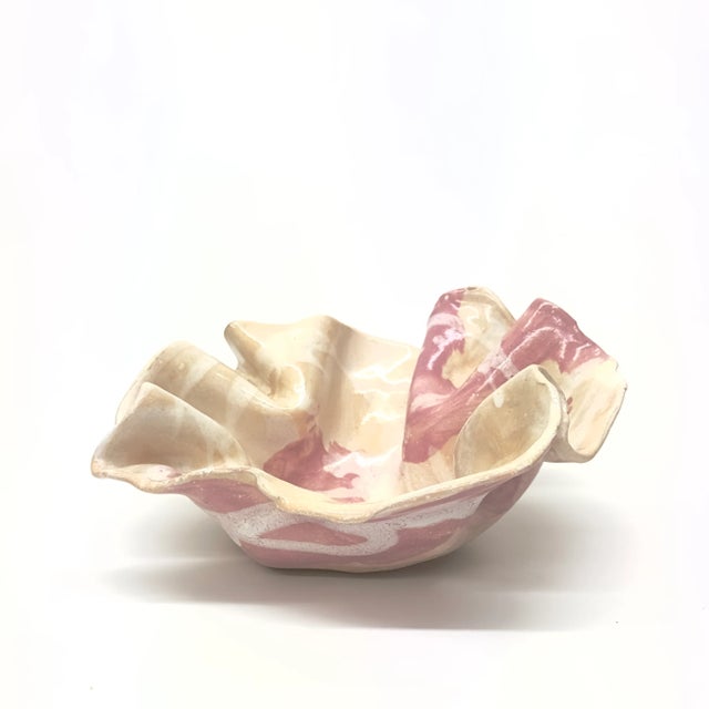 This gorgeous 1990s pink, tan, and white ceramic bowl in a ruffled design is sure to make a statement. Signed by Eileen,...