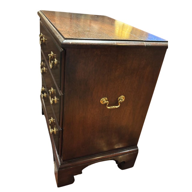 English 1950s Madison Square Chippendale-Style Mahogany 3-Drawer Bedside Chest For Sale - Image 3 of 5