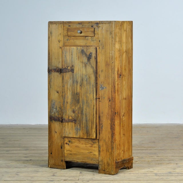 A distinctive pine cabinet dating from around 1920, crafted from warm, seasoned wood with a beautiful natural patina. The...