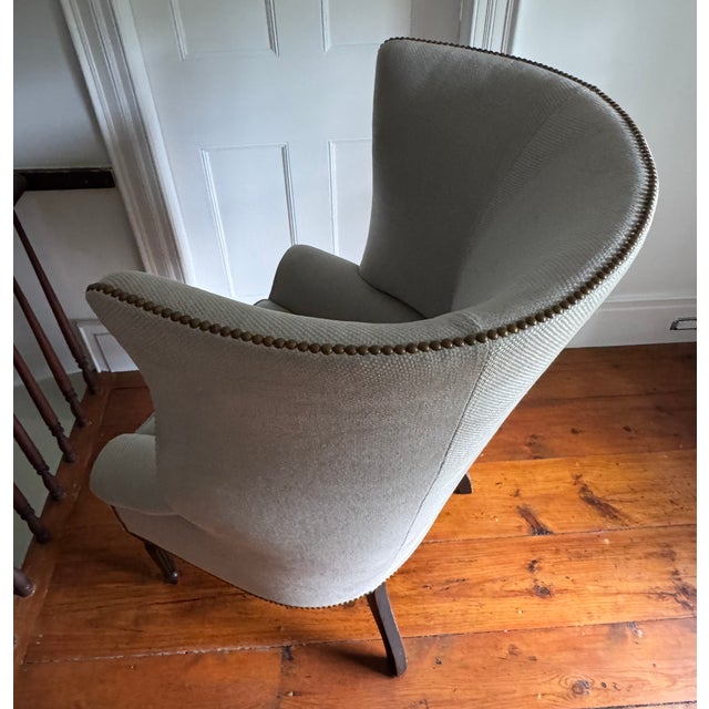 Neoclassical Hepplewhite Style Fluted-Leg Wingback Chair in Neutral Gray Linen Weave For Sale - Image 4 of 5