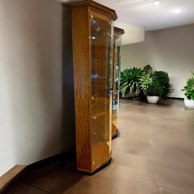 Contemporary Henredon Set of 2 Cherry Wood Vitrine Illuminated Display Cabinets Book Matched Pair For Sale - Image 3 of 18