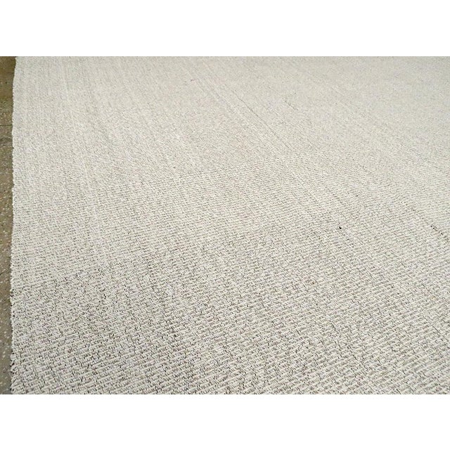 Mid 20th Century Galerie Shabab Collection Mid-20th Century Handmade Turkish Flat-Weave Kilim Room Size Carpet For Sale - Image 5 of 10