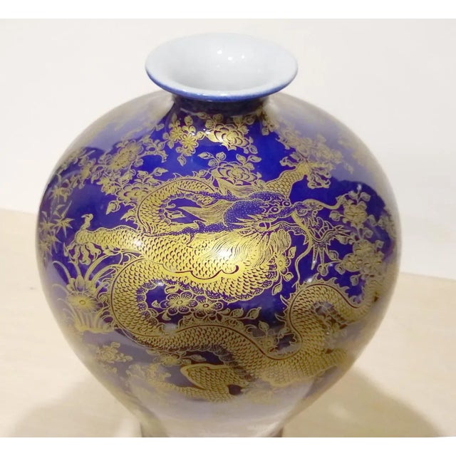 Republican Period Chinese Porcelain Cobalt Blue and Gold Dragon Mei Ping For Sale - Image 4 of 8