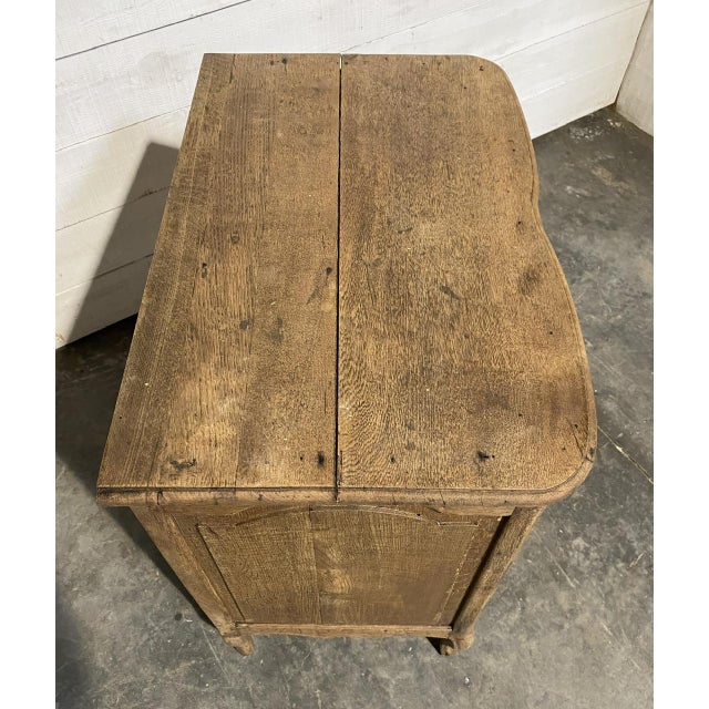 A lovely 18th Century Dutch Commode Chest of Drawers. Of smaller proportions, which is rare and a lovely shaped front. In...