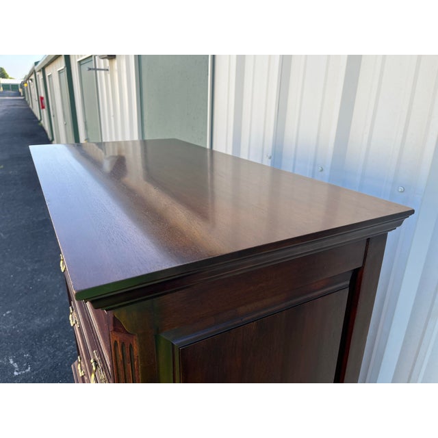 1980s Davis Cabinet Co Queen Anne Cherry Flat Top Highboy Chest of Drawers For Sale - Image 6 of 12