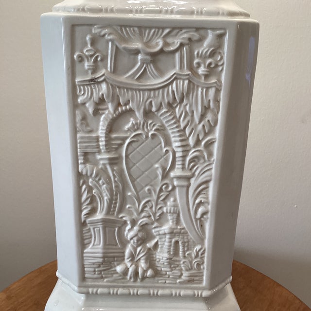 Mid 20th Century Vintage Chinoiserie Pagoda Style Table Lamp With White Textured Porcelain Body Mounted on Dark Wood Base For Sale - Image 5 of 12
