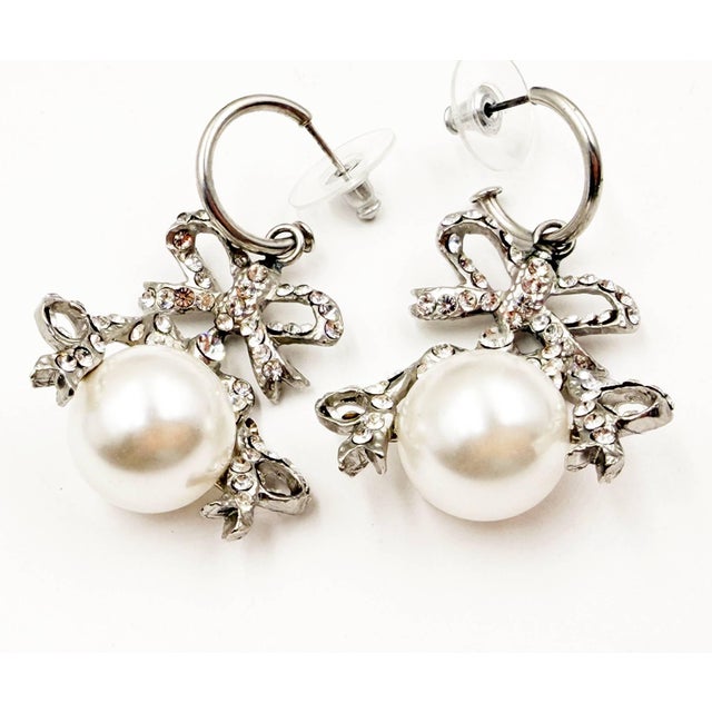 2000 - 2009 Chanel Vintage Silver Ribbon Pearl Hoop Earrings, A Pair For Sale - Image 5 of 6