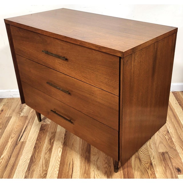 John Stuart Vintage American Mid-Century Modern Dresser Bachelor Chest by John Stuart For Sale - Image 4 of 17