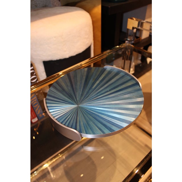 Round Tray Blue Straw Marquetry Style: Contemporary Dimensions: 15.75ʺW × 15.75ʺD × 1.57ʺH Materials: Steel, Straw