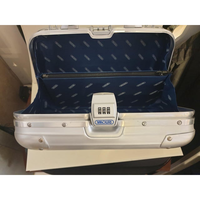 1980s Small Silver Aluminum Beauty Case, 1980s For Sale - Image 5 of 6