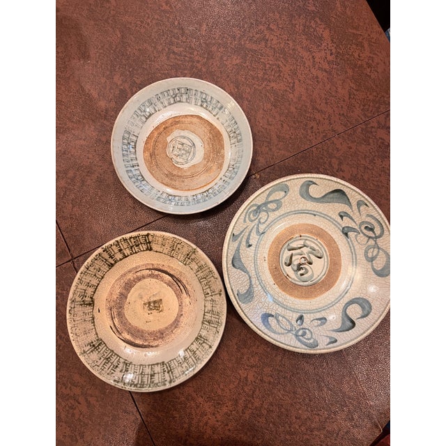 Vintage Ming Blue White Swatow Zhangzhou Chargers 11" 10.5" 9.5" Kiln Crackle - Set of 3 For Sale - Image 4 of 11