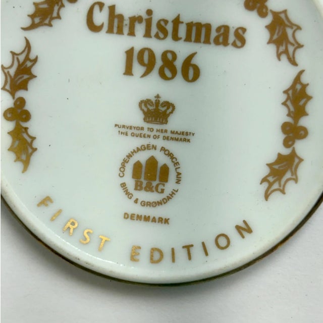 Vintage Bing & Grøndahl Ornament "Christmas Eve in Williamsburg" 1986 First Edition – "Christmas in America" Series, Blue White Porcelain For Sale In Miami - Image 6 of 8