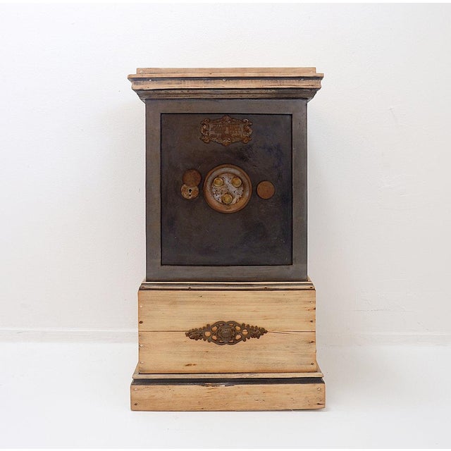 Antique safe, "Incombustible BAUCHE", early 20th century, interior safe. Brass and raw steel. Dimensions: 53 x 40 cm,...