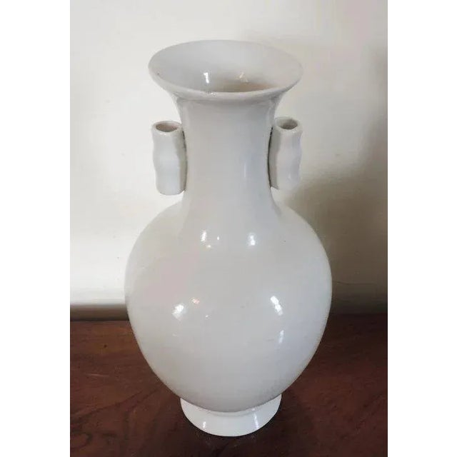 Art Deco Vintage Chinese Porcelain Vase in White Blanc de Chine Glaze Art Deco Taste For Sale - Image 3 of 10