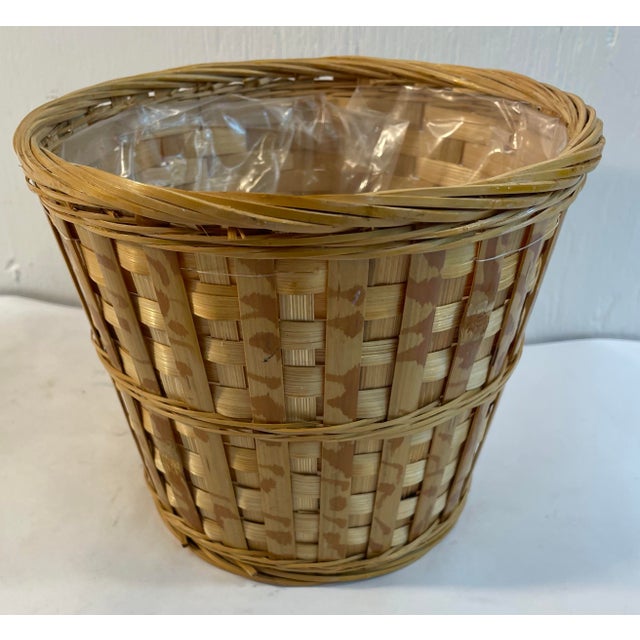 Nice vintage planter basket!