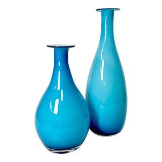 1970s Vintage Tiffany Blue Italian Venetian Blown Glass Vases With White Encasing - A Pair For Sale
