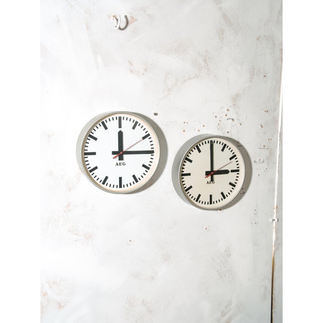 Gray Industrial Grey Hammered Wall Clock from Aeg, Germany, 1960s For Sale - Image 8 of 15