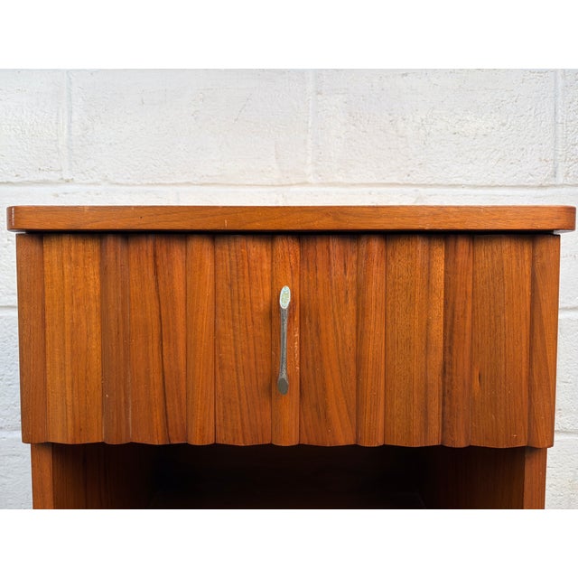 Mid 20th Century Single Mid 20th Century Modern Walnut Nightstand by Young Mfg., Attributed For Sale - Image 5 of 14