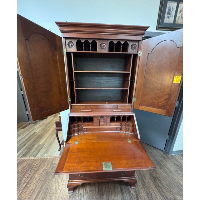 1990s Eldred Wheeler Cherry Chippendale Secretary Desk & Bookcase – Bench Made, Massachusetts For Sale - Image 5 of 7