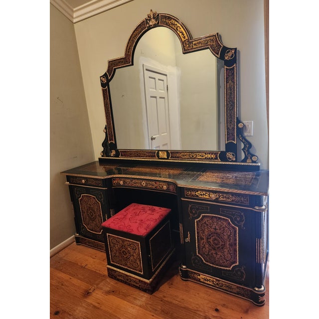 Wood Italian Gilt Vanity & Mirror Set | Hand-Carved Dressing Table | Hollywood Regency / Baroque Style For Sale - Image 7 of 10