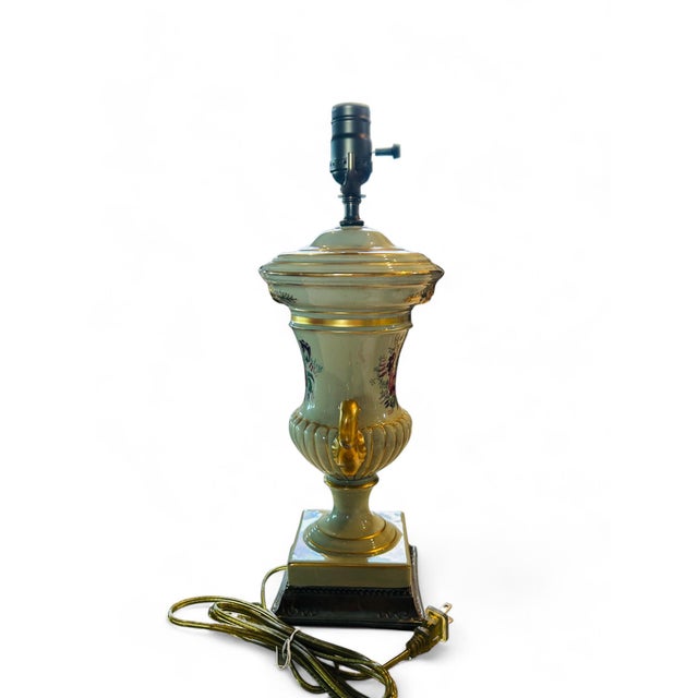 English 1950s Vintage Porcelain Handpainted Floral and Light Sage Green Caldron Lamp For Sale - Image 3 of 6