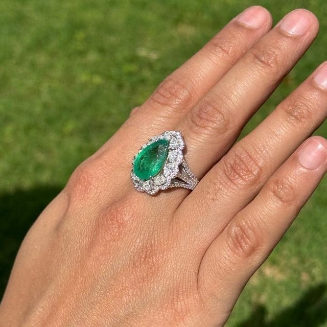 Chic 5.03ct Emerald and 1.99ct Diamond Pear Cocktail Ring in 18k White Gold Size 9 For Sale - Image 10 of 18