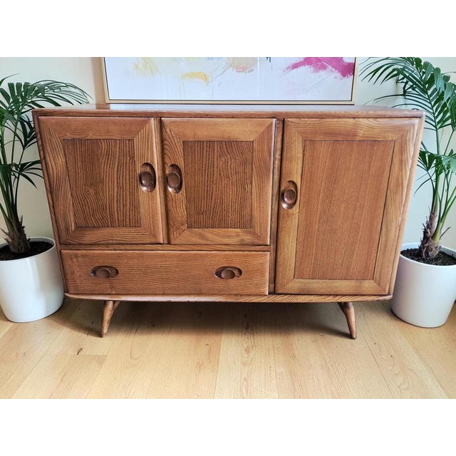 Ercol Mid-Century Modern Sideboard in Elm by Lucian Ercolani for Ercol, 1960s For Sale - Image 4 of 18