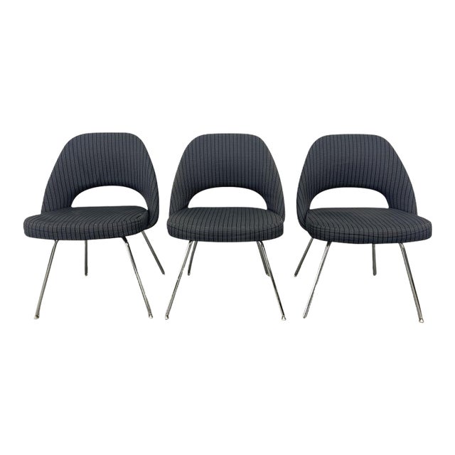 Early 2000s Charcoal Gray and Cream Executive Chairs by Saarinen for Knoll- A Set For Sale