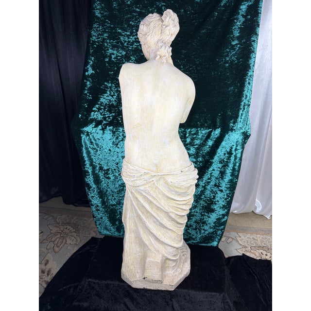 Off-white 42" Classical Grand Tour Style Venus De Milo Statue - Distressed Faux Stone Finish For Sale - Image 8 of 11