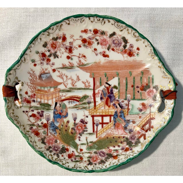 Japanese 1920’s Antique Japanese Chinoiserie Hand Painted Traditional Geisha Girl & Pagoda Plates & Small Bowls - A 17 Piece Set For Sale - Image 3 of 11