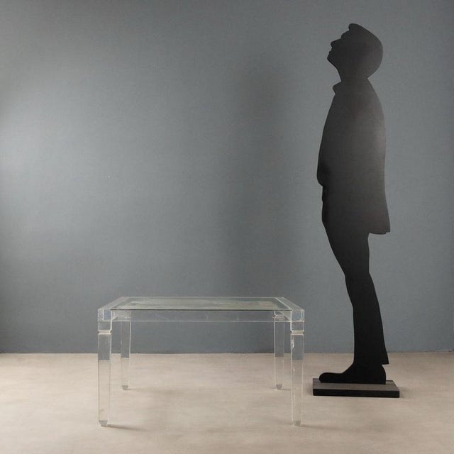 Coffee table featuring a transparent plastic structure, imparting lightness and modernity to the overall design. The...