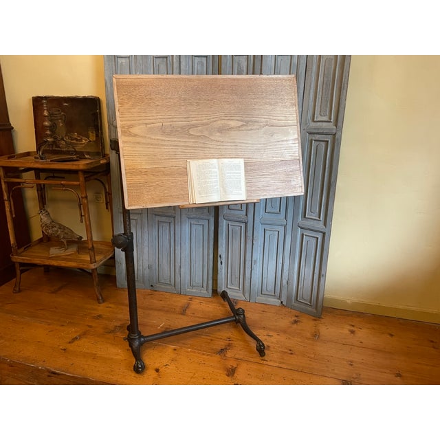 A fantastic Sidway Elkhart reading table from the period around 1900. This table was designed as a hospital bedside table...