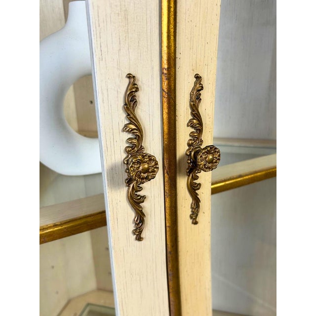 Cream Vintage Provincial Neoclassical Gilt Painted Wavy Corner Lighted Vitrine Cabinet For Sale - Image 8 of 9