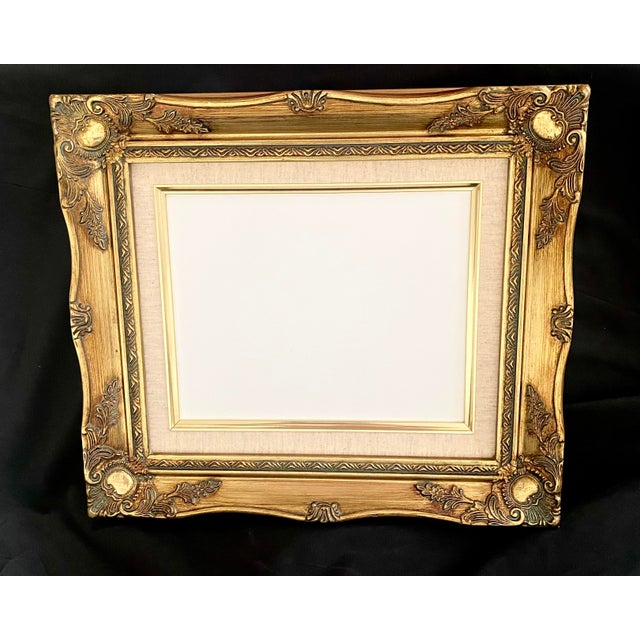 Vintage Classic Gold Gilt Style Wood Ornate Baroque/Rococo Style Frame Featuring a Built-in Linen Liner With Fillet Excellent Condition For Sale - Image 18 of 18