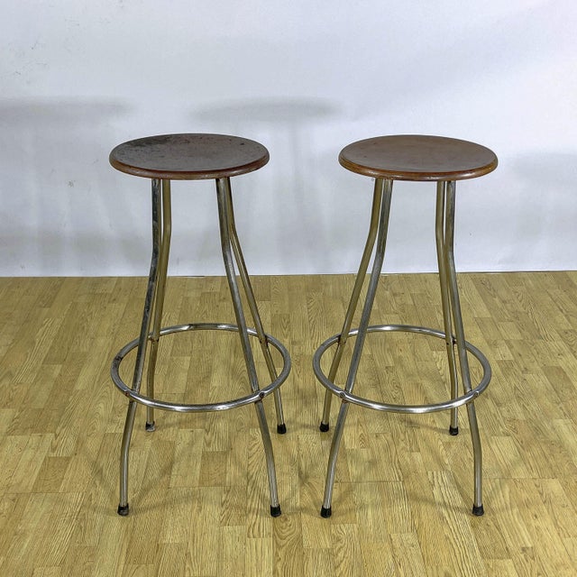 This pair of fixed stools faithfully reflects the industrial style of the 1960s, a period characterized by the fusion of...