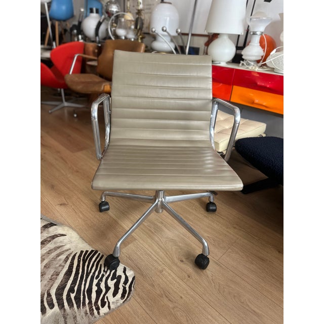 Vitra Aluminum Armchair by Charles and Ray Eames for Vitra, 2000s For Sale - Image 4 of 14