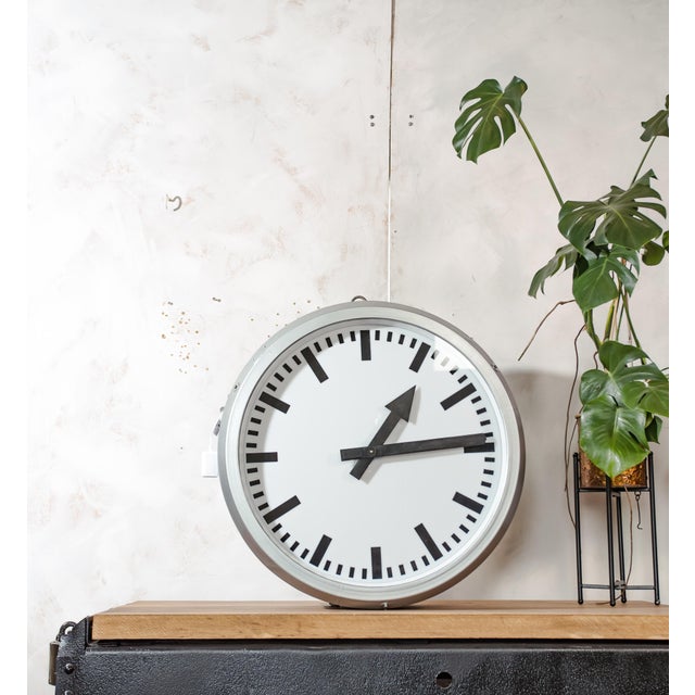 RFT Double-Faced Illuminated Railway Station Clock, Germany, 1950s For Sale - Image 4 of 15