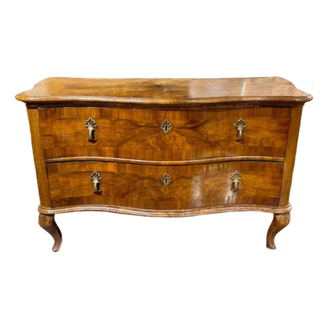 18th Century Italian Walnut Bombe' Shaped Commode For Sale