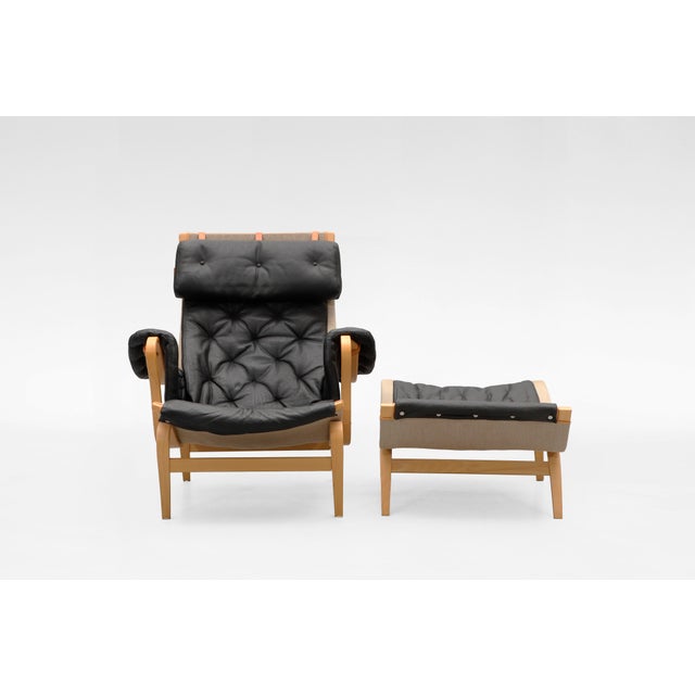A timeless expression of Swedish modern design, this vintage Bruno Mathsson lounge chair for DUX pairs a sculptural bent...